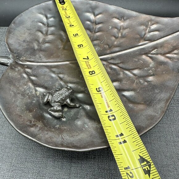Large Metal Display Tray Lily Pad & Frog Wood Feet Centerpiece 16" Vintage Decor - Picture 12 of 16